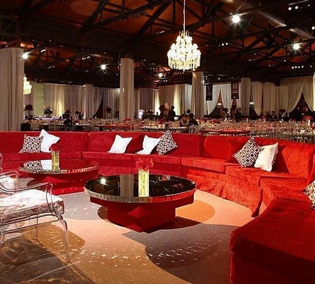 Ambientação Banco Meia Lua Suede Vermelho 1